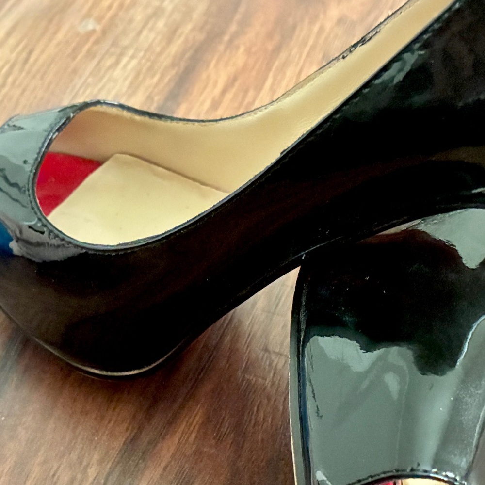 EUC AUTHENTIC Christian Louboutin
Very privé patent leather peep toe heels - Picture 3 of 10